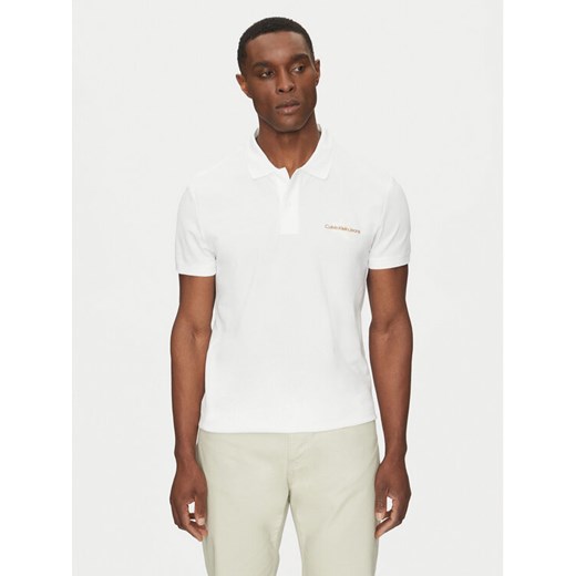 Calvin Klein Jeans Polo Monologo J30J325664 Biały Regular Fit ze sklepu MODIVO w kategorii T-shirty męskie - zdjęcie 182656230