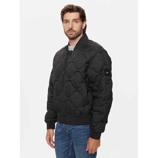 Tommy Hilfiger Kurtka bomber MW0MW37341 Czarny Regular Fit ze sklepu MODIVO w kategorii Kurtki męskie - zdjęcie 182656291
