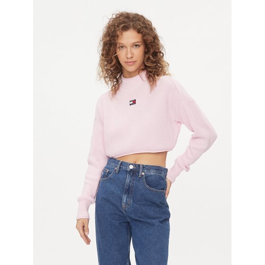 Tommy Jeans Sweter Badge DW0DW16519 Różowy Regular Fit ze sklepu MODIVO w kategorii Swetry damskie - zdjęcie 182656624