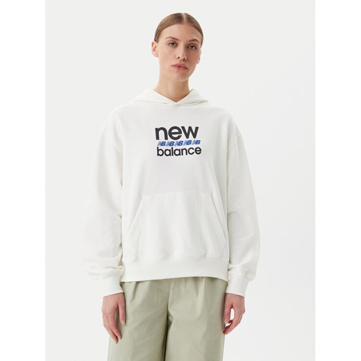 New Balance Bluza Sport Graphic WT51519 Biały Relaxed Fit ze sklepu MODIVO w kategorii Bluzy damskie - zdjęcie 182657472