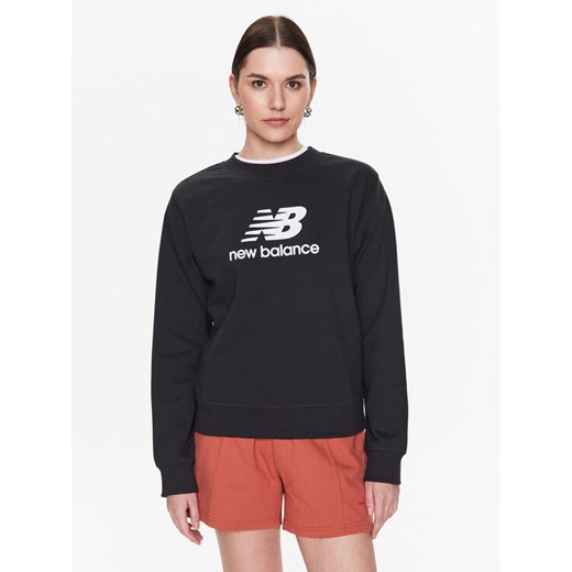 New Balance Bluza Essentials Stacked Logo WT31532 Czarny Relaxed Fit ze sklepu MODIVO w kategorii Bluzy damskie - zdjęcie 182657914