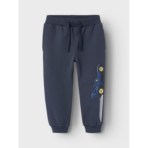 NAME IT Spodnie dresowe BATMAN Jacobo 13225935 Granatowy Regular Fit ze sklepu MODIVO w kategorii Spodnie i półśpiochy - zdjęcie 182658451