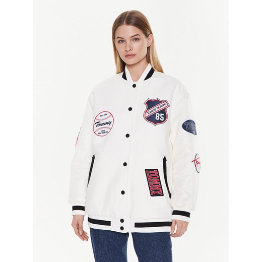 Tommy Jeans Kurtka bomber Letterman DW0DW14940 Biały Oversize ze sklepu MODIVO w kategorii Kurtki damskie - zdjęcie 182658701