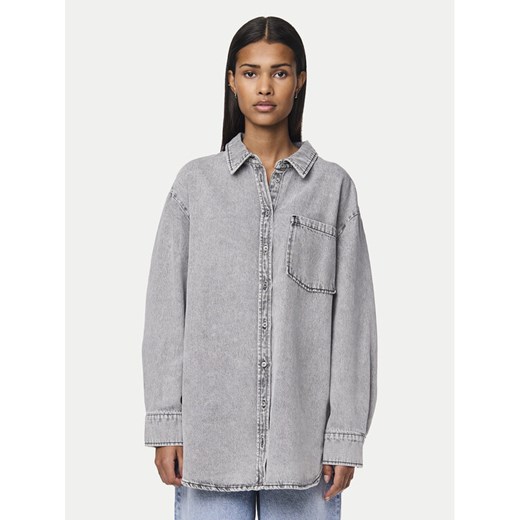 Pieces Koszula jeansowa 17150991 Szary Oversize ze sklepu MODIVO w kategorii Koszule damskie - zdjęcie 182659042