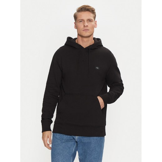 Calvin Klein Jeans Bluza Woven Label Hoodie J30J327113 Czarny Regular Fit ze sklepu MODIVO w kategorii Bluzy męskie - zdjęcie 182659461