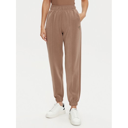 Guess Spodnie dresowe V5RB11 KCAY2 Brązowy Regular Fit ze sklepu MODIVO w kategorii Spodnie damskie - zdjęcie 182659473