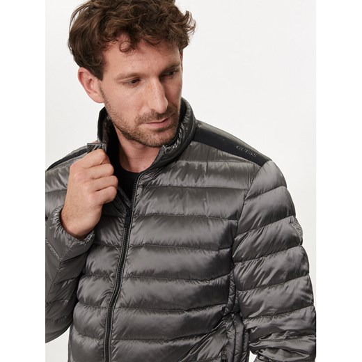 Guess Kurtka puchowa M1RL47 WDQ50 Szary Regular Fit ze sklepu MODIVO w kategorii Kurtki męskie - zdjęcie 182659532