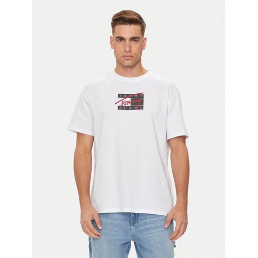 Tommy Jeans T-Shirt Street Sigh Flag DM0DM18528 Biały Regular Fit ze sklepu MODIVO w kategorii T-shirty męskie - zdjęcie 182659844