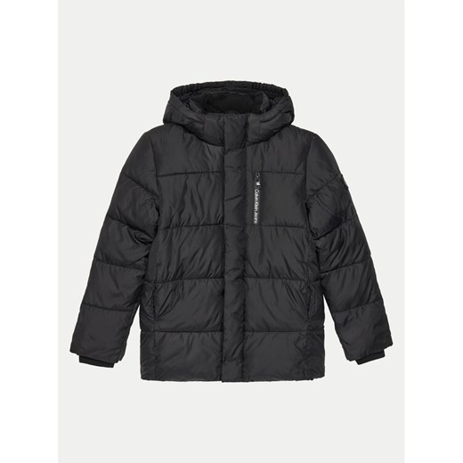 Calvin Klein Jeans Kurtka zimowa Essential IB0IB01276 Czarny Regular Fit ze sklepu MODIVO w kategorii Kurtki chłopięce - zdjęcie 182660010