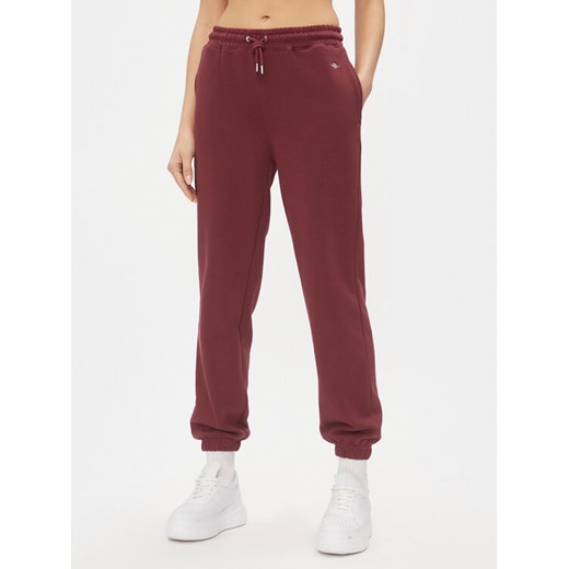 Gant Spodnie dresowe Rel Shield 4204921 Bordowy Relaxed Fit ze sklepu MODIVO w kategorii Spodnie damskie - zdjęcie 182660450