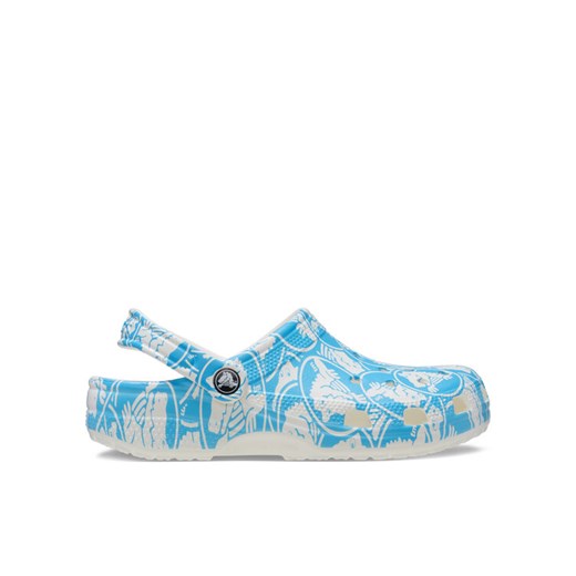 Crocs Klapki Classic Duke Print Clog 210003 Niebieski ze sklepu MODIVO w kategorii Klapki męskie - zdjęcie 182660501