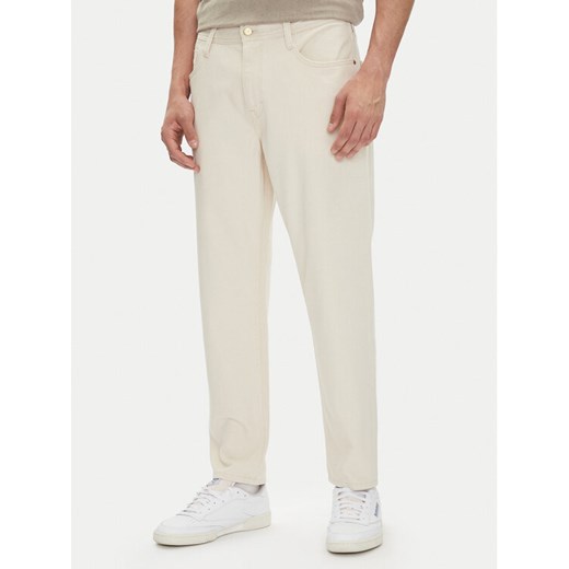 Mustang Jeansy Denver 1016435 Écru Tapered Fit ze sklepu MODIVO w kategorii Jeansy męskie - zdjęcie 182661081