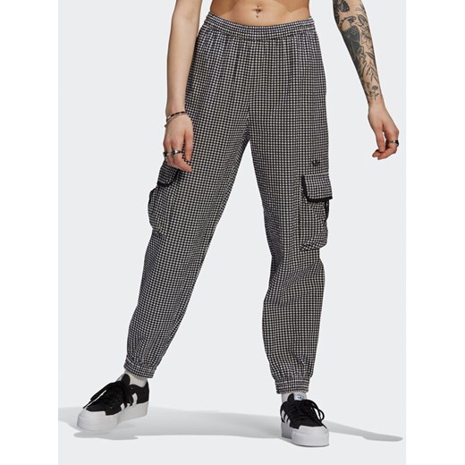 adidas Spodnie materiałowe Gingham HB9456 Czarny Loose Fit ze sklepu MODIVO w kategorii Spodnie damskie - zdjęcie 182661443
