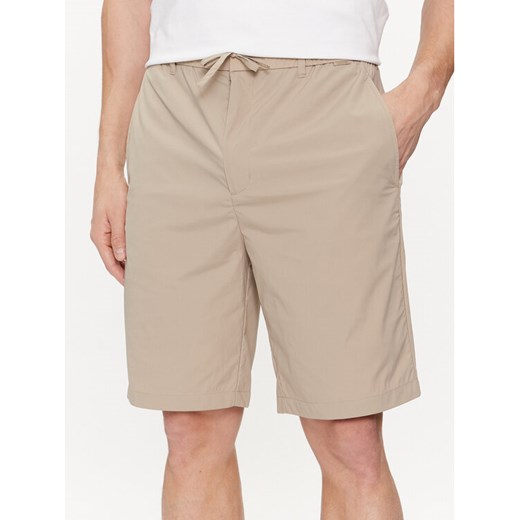 Calvin Klein Szorty materiałowe K10K112836 Beżowy Straight Fit ze sklepu MODIVO w kategorii Spodenki męskie - zdjęcie 182661533