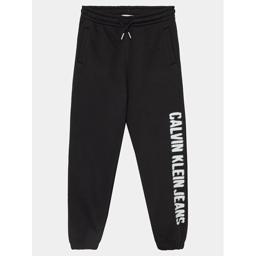 Calvin Klein Jeans Spodnie dresowe Pixel Logo IB0IB01935 Czarny Relaxed Fit ze sklepu MODIVO w kategorii Spodnie chłopięce - zdjęcie 182662142