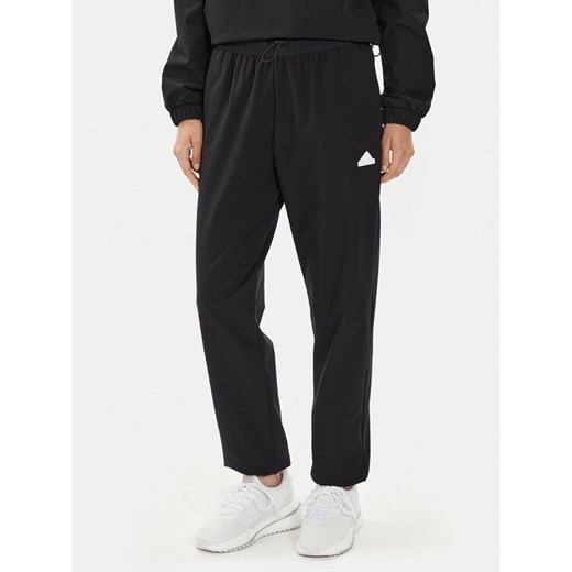 adidas Spodnie dresowe City Escape IT8814 Czarny Regular Fit ze sklepu MODIVO w kategorii Spodnie męskie - zdjęcie 182662563