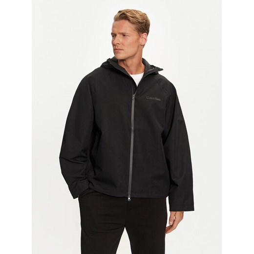Calvin Klein Performance Kurtka przeciwdeszczowa 00GMF4O520 Czarny Regular Fit ze sklepu MODIVO w kategorii Kurtki męskie - zdjęcie 182662594