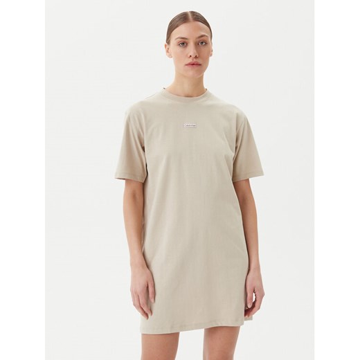 Calvin Klein Jeans Sukienka codzienna J20J225289 Beżowy Relaxed Fit ze sklepu MODIVO w kategorii Sukienki - zdjęcie 182662964