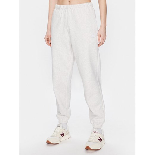 New Balance Spodnie dresowe Athletics Remastered French Terry WP31503 Beżowy Relaxed Fit ze sklepu MODIVO w kategorii Spodnie damskie - zdjęcie 182663244