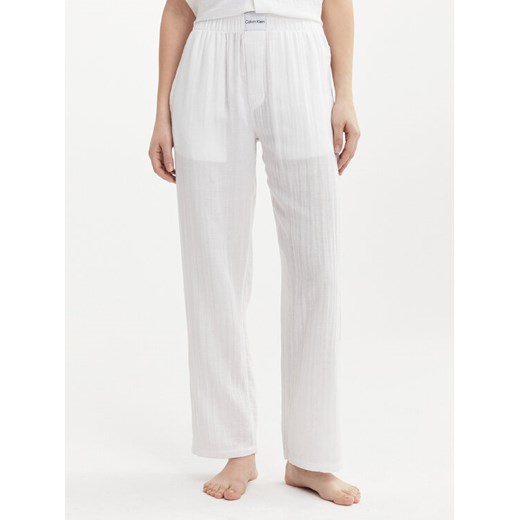Calvin Klein Underwear Spodnie materiałowe 000QS7140E Biały Relaxed Fit ze sklepu MODIVO w kategorii Piżamy damskie - zdjęcie 182663392