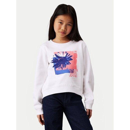 Calvin Klein Jeans Bluza Flower Graphic IG0IG02635 Biały Regular Fit ze sklepu MODIVO w kategorii Bluzy dziewczęce - zdjęcie 182663421