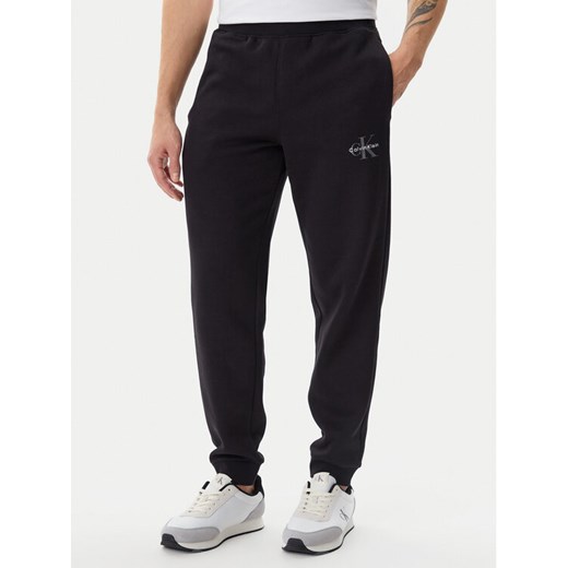 Calvin Klein Jeans Spodnie dresowe LV040BM802 Czarny Regular Fit ze sklepu MODIVO w kategorii Spodnie męskie - zdjęcie 182663631