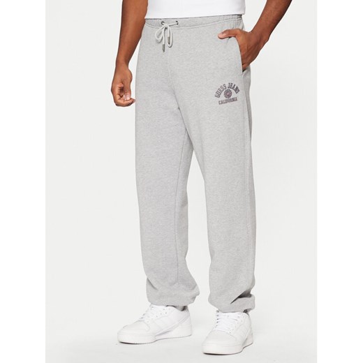 Guess Spodnie dresowe M5RB52 KCPR1 Szary Regular Fit ze sklepu MODIVO w kategorii Spodnie męskie - zdjęcie 182663853