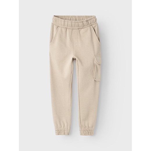 NAME IT Spodnie dresowe Varonto 13225029 Beżowy Regular Fit ze sklepu MODIVO w kategorii Spodnie chłopięce - zdjęcie 182664120