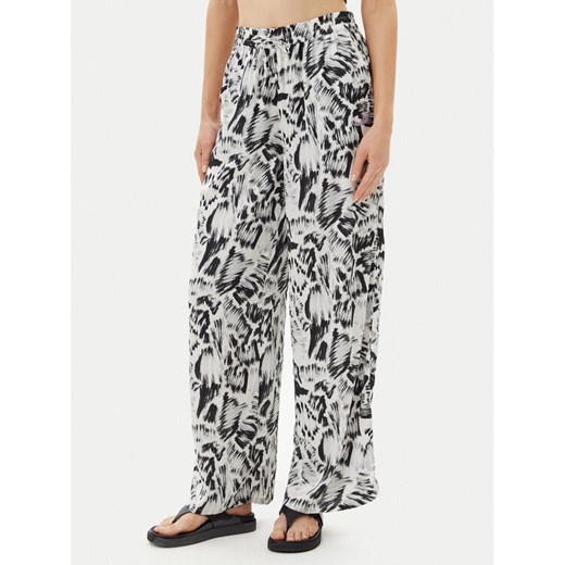 Volcom Spodnie materiałowe Alix B1212504 Biały Relaxed Fit ze sklepu MODIVO w kategorii Spodnie damskie - zdjęcie 182665514