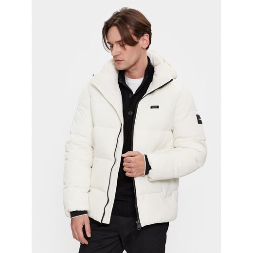 Calvin Klein Kurtka zimowa Crinkle K10K110336 Écru Regular Fit ze sklepu MODIVO w kategorii Kurtki męskie - zdjęcie 182665834