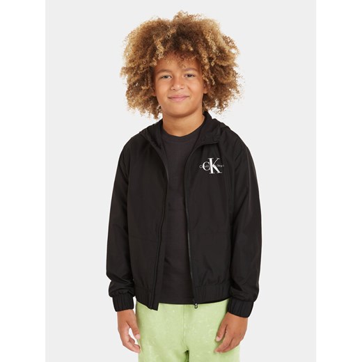 Calvin Klein Jeans Kurtka przejściowa Monologo Essential IB0IB02091 Czarny Regular Fit ze sklepu MODIVO w kategorii Kurtki chłopięce - zdjęcie 182666014