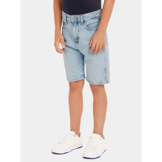 Calvin Klein Jeans Szorty jeansowe IB0IB02005 Niebieski Relaxed Fit ze sklepu MODIVO w kategorii Spodenki chłopięce - zdjęcie 182666600