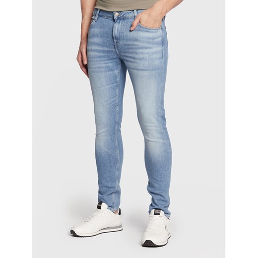 Guess Jeansy Chris M2YA27 D4Q43 Niebieski Super Skinny Fit ze sklepu MODIVO w kategorii Jeansy męskie - zdjęcie 182667830