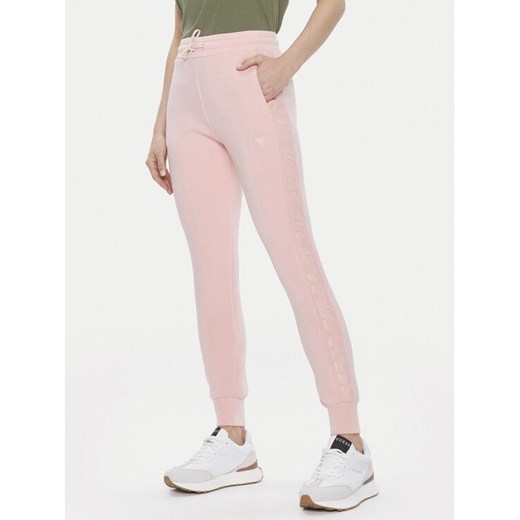 Guess Spodnie dresowe V2YB18 K7UW2 Różowy Regular Fit ze sklepu MODIVO w kategorii Spodnie damskie - zdjęcie 182668014