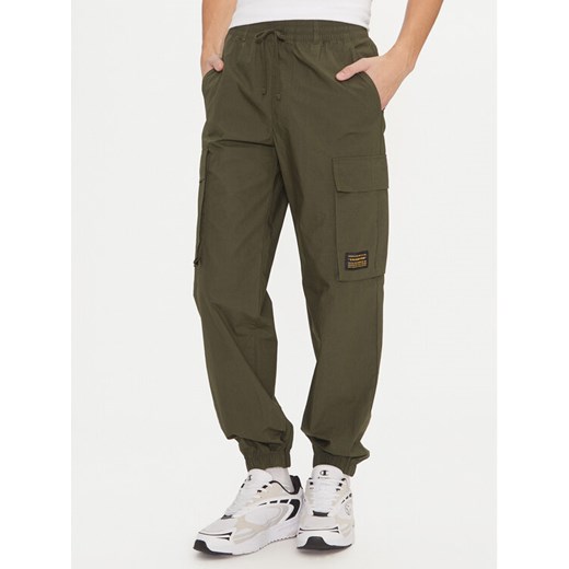 Champion Spodnie dresowe 220415 Zielony Loose Fit ze sklepu MODIVO w kategorii Spodnie męskie - zdjęcie 182668271