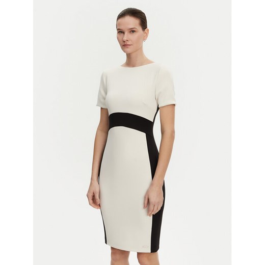 Calvin Klein Sukienka koktajlowa K20K208161 Écru Slim Fit ze sklepu MODIVO w kategorii Sukienki - zdjęcie 182668511