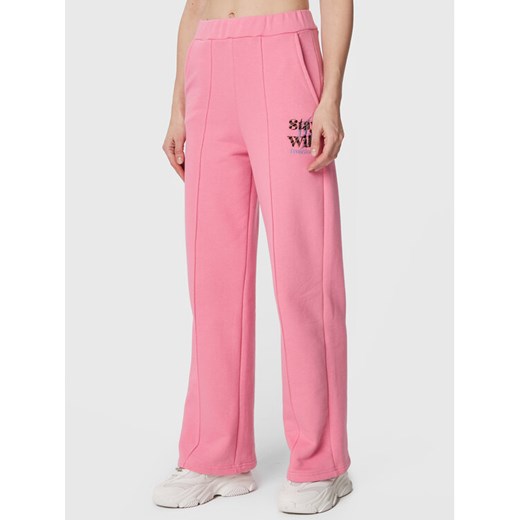 Femi Stories Spodnie dresowe Flare Różowy Relaxed Fit ze sklepu MODIVO w kategorii Spodnie męskie - zdjęcie 182668650