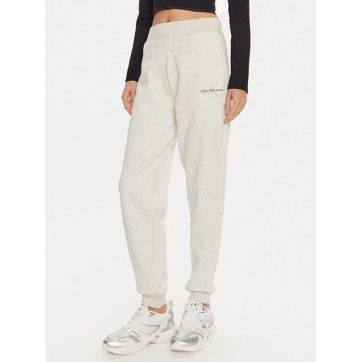 Calvin Klein Jeans Spodnie dresowe Monologo J20J223590 Szary Relaxed Fit ze sklepu MODIVO w kategorii Spodnie damskie - zdjęcie 182668662