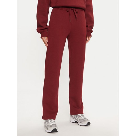 Gina Tricot Spodnie dresowe Basic 21183 Czerwony Relaxed Fit ze sklepu MODIVO w kategorii Spodnie damskie - zdjęcie 182669254