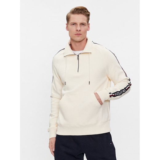 Tommy Hilfiger Bluza Global Stripe MW0MW33661 Beżowy Regular Fit ze sklepu MODIVO w kategorii Bluzy męskie - zdjęcie 182669610