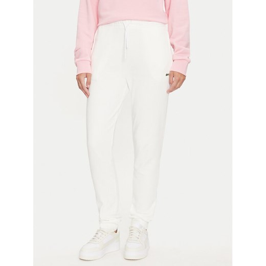 Lacoste Spodnie dresowe XF9216 Écru Regular Fit ze sklepu MODIVO w kategorii Spodnie damskie - zdjęcie 182669694
