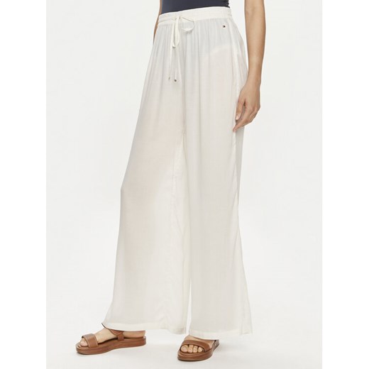 Tommy Hilfiger Spodnie materiałowe UW0UW02950 Écru Regular Fit ze sklepu MODIVO w kategorii Spodnie damskie - zdjęcie 182669770
