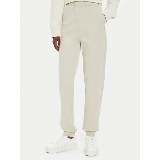 Calvin Klein Jeans Spodnie dresowe J20J224443 Beżowy Regular Fit ze sklepu MODIVO w kategorii Spodnie damskie - zdjęcie 182669871