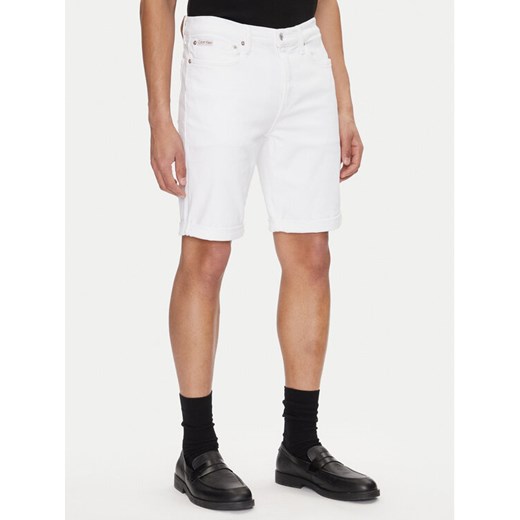 Calvin Klein Jeans Szorty jeansowe J30J327536 Biały Slim Fit ze sklepu MODIVO w kategorii Spodenki męskie - zdjęcie 182670103