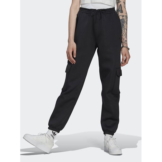 adidas Spodnie dresowe Cargo HM1567 Czarny Regular Fit ze sklepu MODIVO w kategorii Spodnie damskie - zdjęcie 182670111