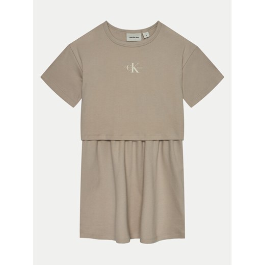 Calvin Klein Jeans Sukienka codzienna IG0IG02770 Beżowy Relaxed Fit ze sklepu MODIVO w kategorii Sukienki dziewczęce - zdjęcie 182670581