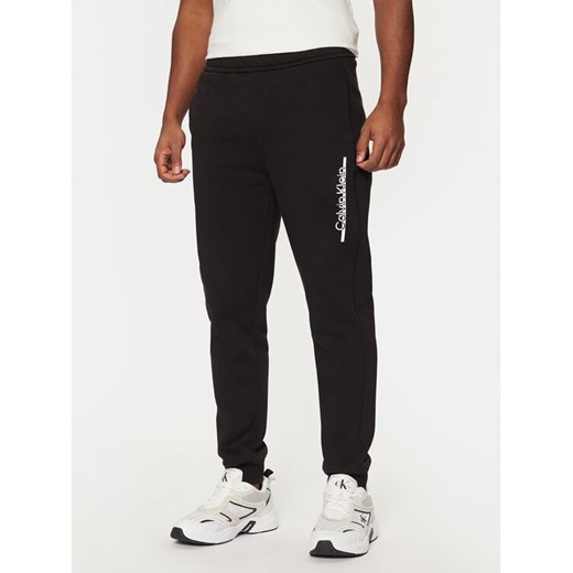 Calvin Klein Spodnie dresowe K10K114342 Czarny Regular Fit ze sklepu MODIVO w kategorii Spodnie męskie - zdjęcie 182670663