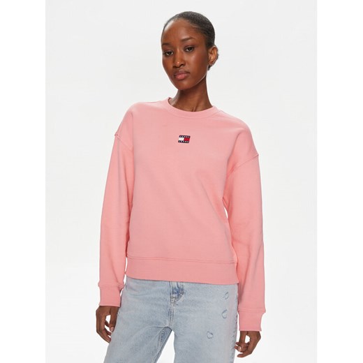 Tommy Jeans Bluza Badge DW0DW17325 Różowy Regular Fit ze sklepu MODIVO w kategorii Bluzy damskie - zdjęcie 182670803