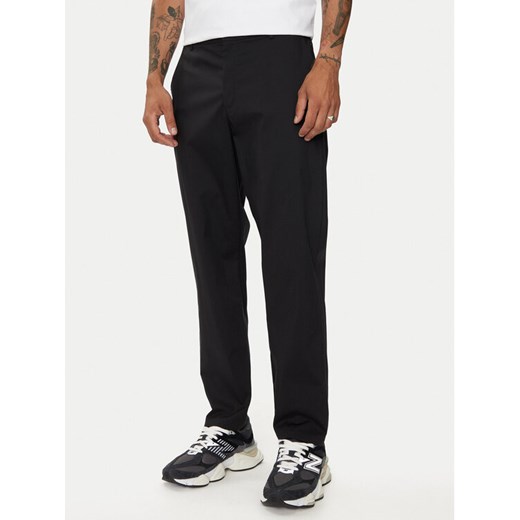New Balance Spodnie materiałowe Athletics Standard MP43554BK Czarny Regular Fit ze sklepu MODIVO w kategorii Spodnie męskie - zdjęcie 182671410