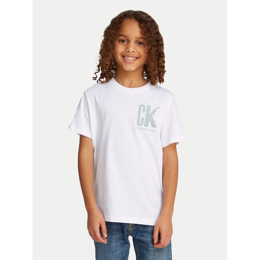 Calvin Klein Jeans T-Shirt Surf Graphic IB0IB02447 Biały Regular Fit ze sklepu MODIVO w kategorii T-shirty chłopięce - zdjęcie 182671722